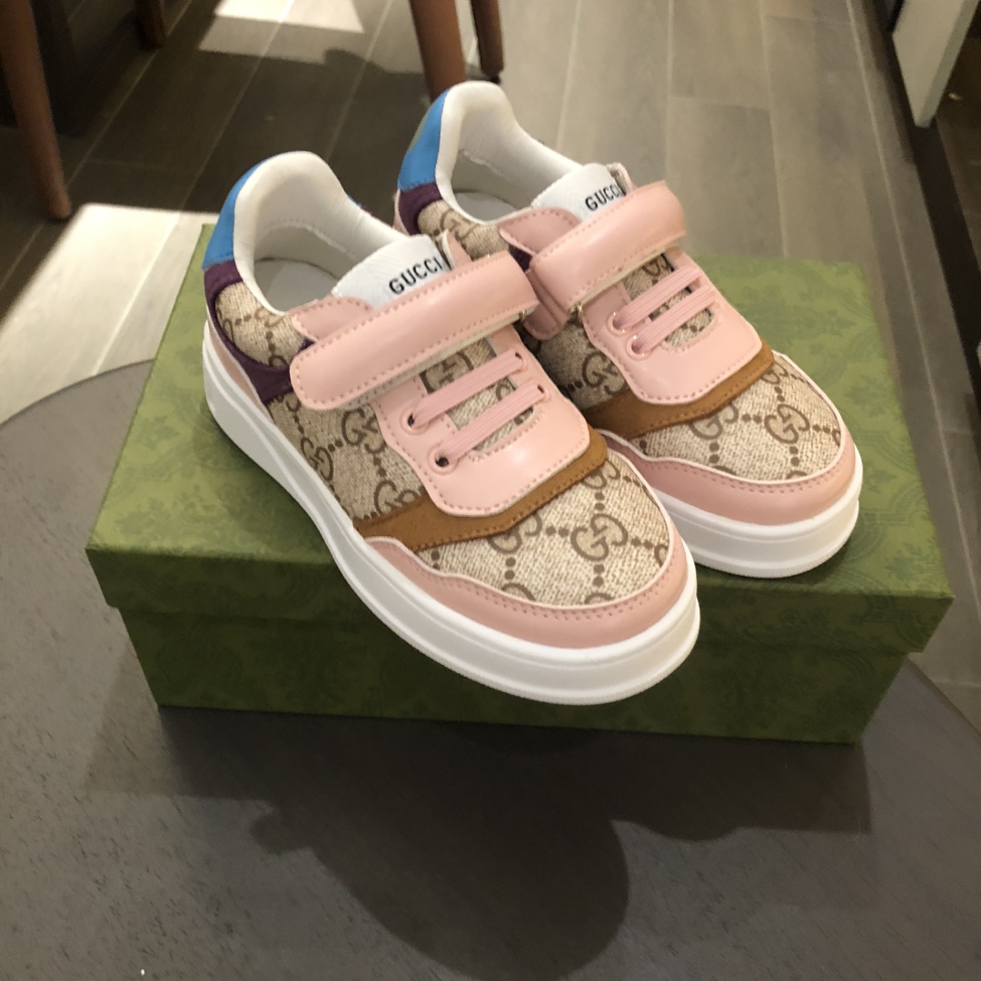 Children's shoes child